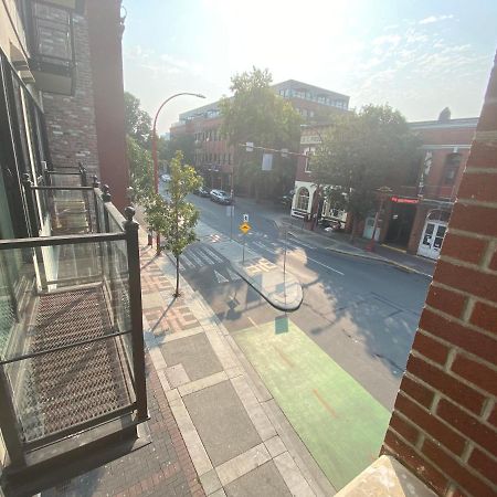 Downtown Heritage Condo With Parking Victoria Exteriör bild