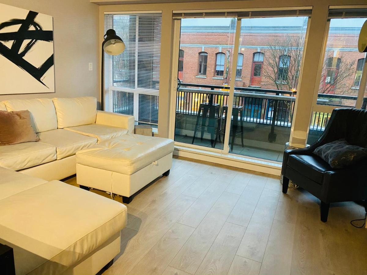 Downtown Heritage Condo With Parking Victoria Exteriör bild