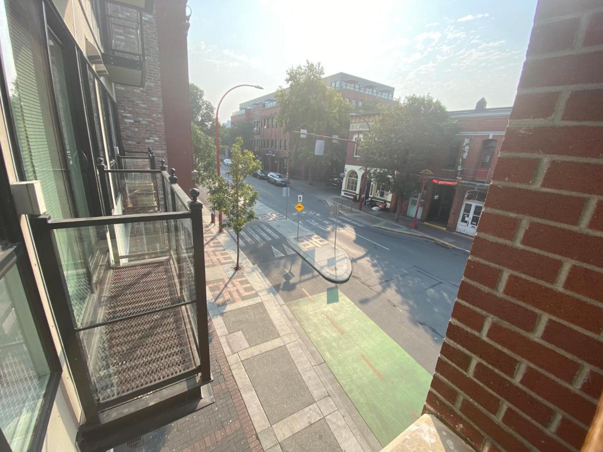 Downtown Heritage Condo With Parking Victoria Exteriör bild