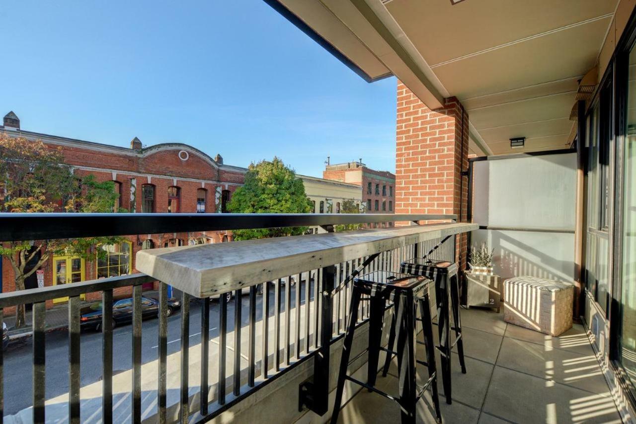 Downtown Heritage Condo With Parking Victoria Exteriör bild
